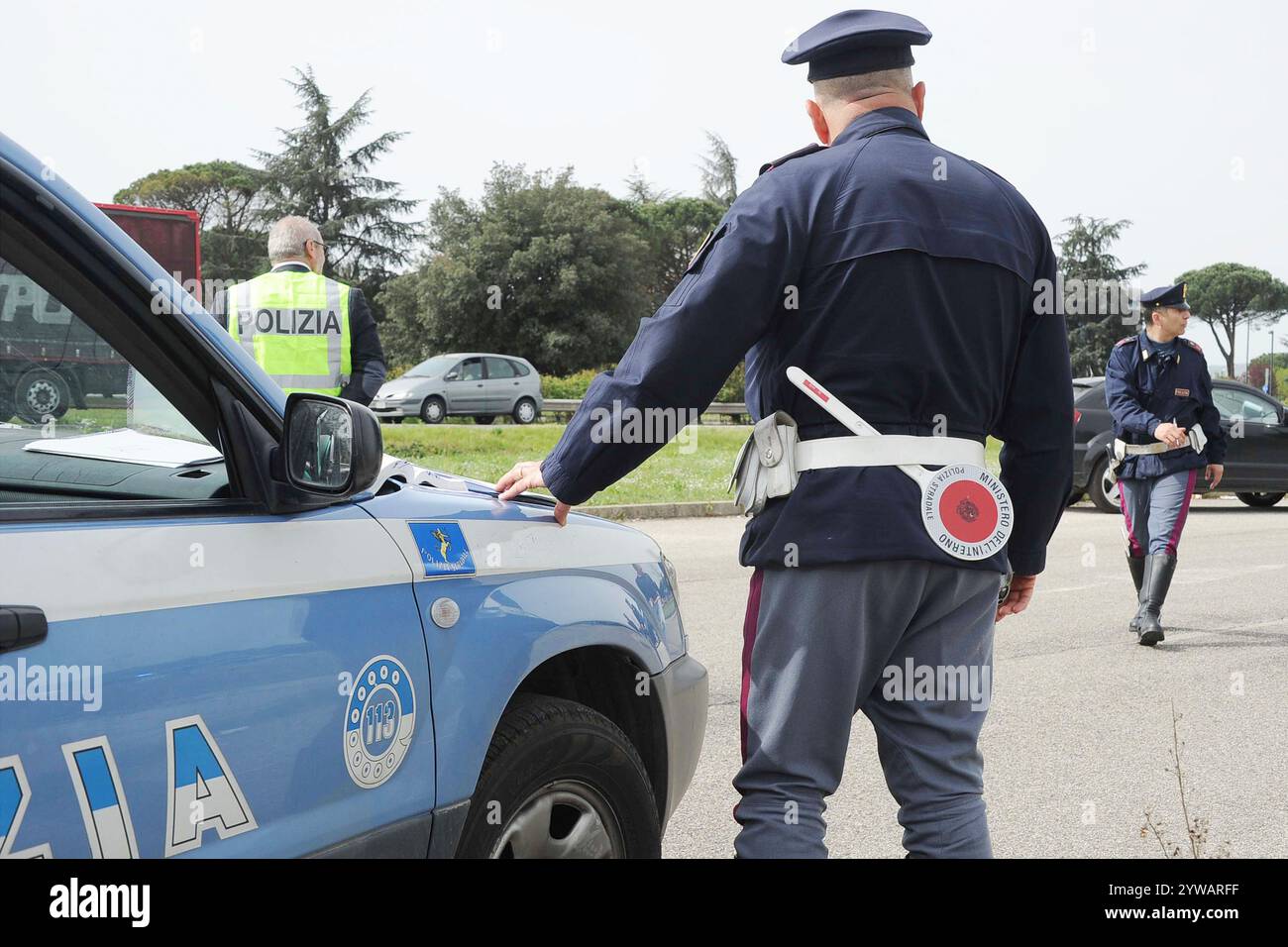 Polizia stradale in un posto di blocco ferma e controlla gli automobilisti, nuovo codice della strada in Italia Banque D'Images