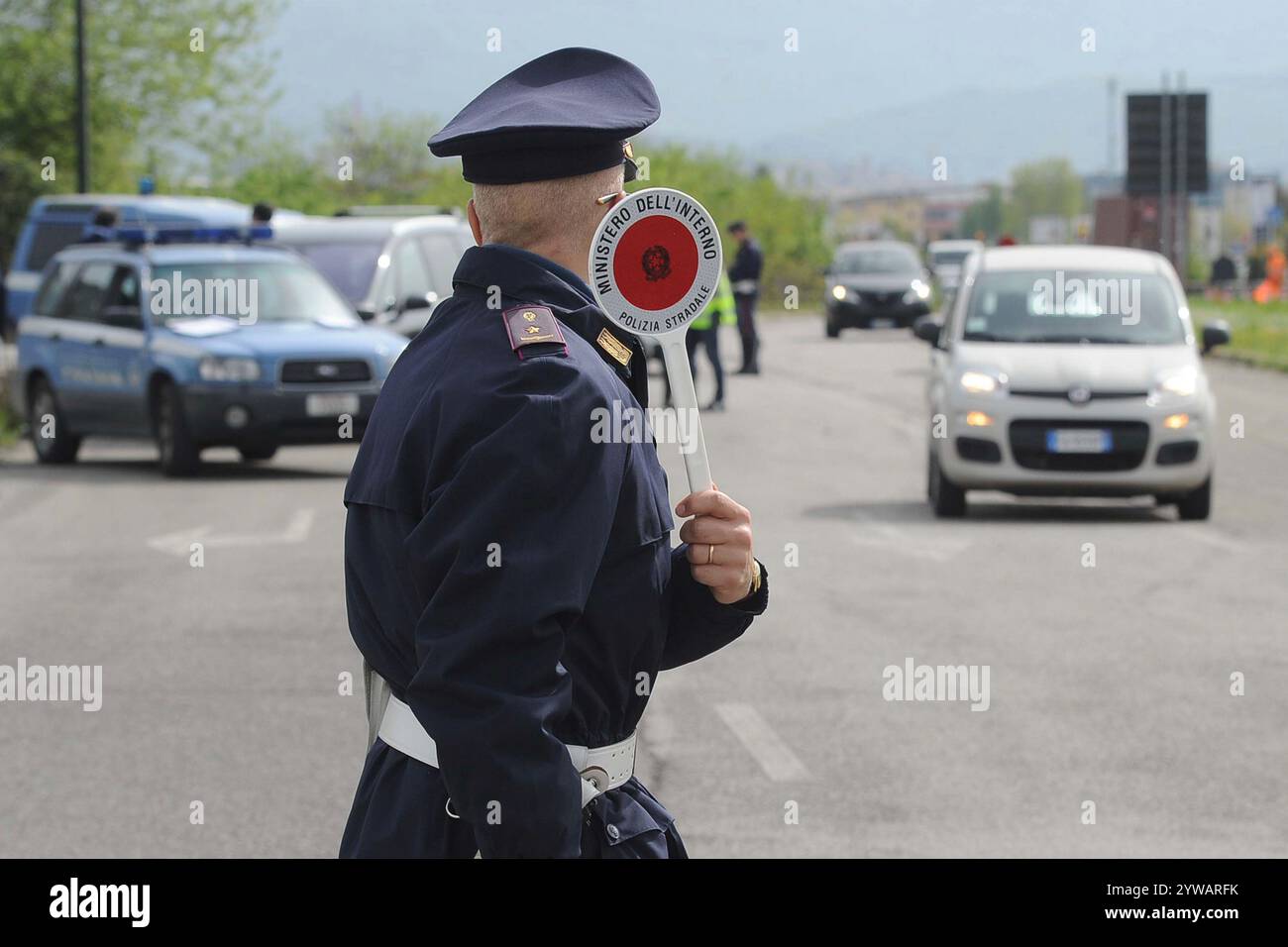 Polizia stradale in un posto di blocco ferma e controlla gli automobilisti, nuovo codice della strada in Italia Banque D'Images