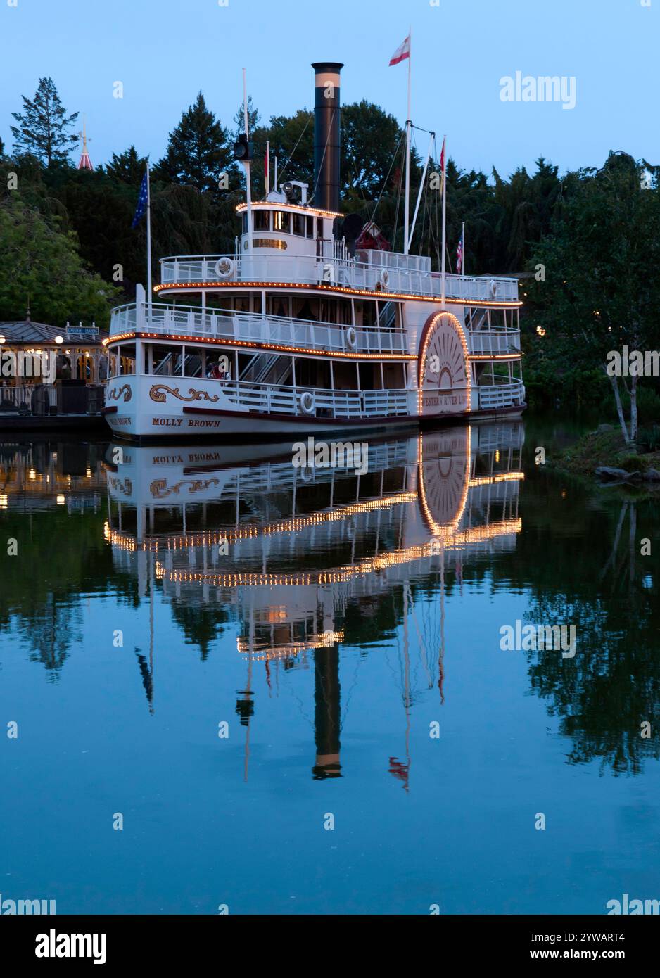 Vue en soirée du bateau à aubes Mark Twain « Molly Brown », dans Frontier Land, à Disney Land, Paris, France Banque D'Images