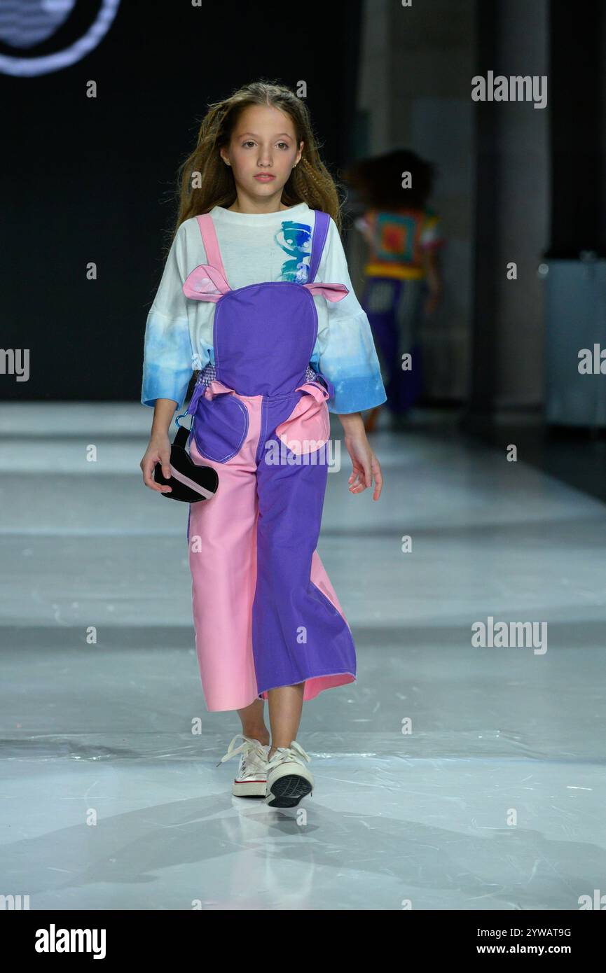 Toronto, ON, Canada - 7 décembre 2024 : un mannequin marche sur la piste de la collection IANI pendant le défilé de mode de la semaine de la mode pour enfants de Toronto. Banque D'Images