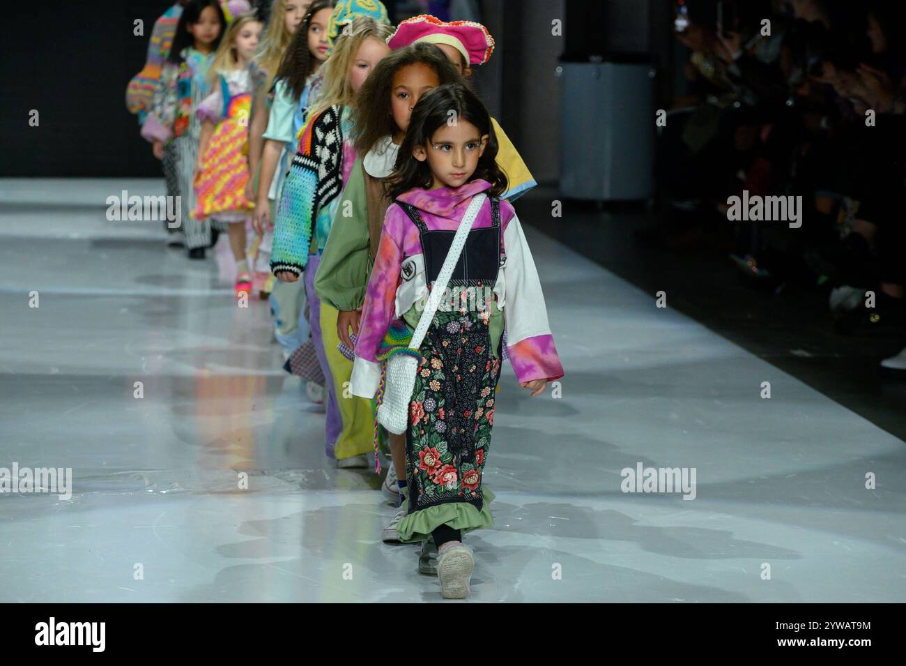 Toronto, ON, Canada - 7 décembre 2024 : un mannequin marche sur la piste de la collection IANI pendant le défilé de mode de la semaine de la mode pour enfants de Toronto. Banque D'Images