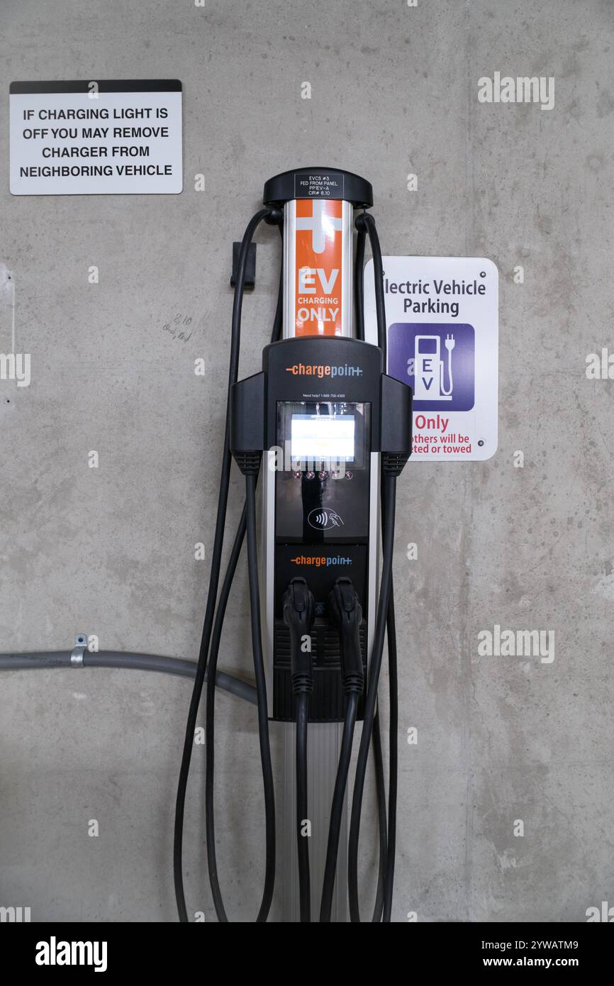 Un chargeur public de véhicule électrique ChargePoint dans une structure de stationnement à Ann Arbor Michigan USA Banque D'Images