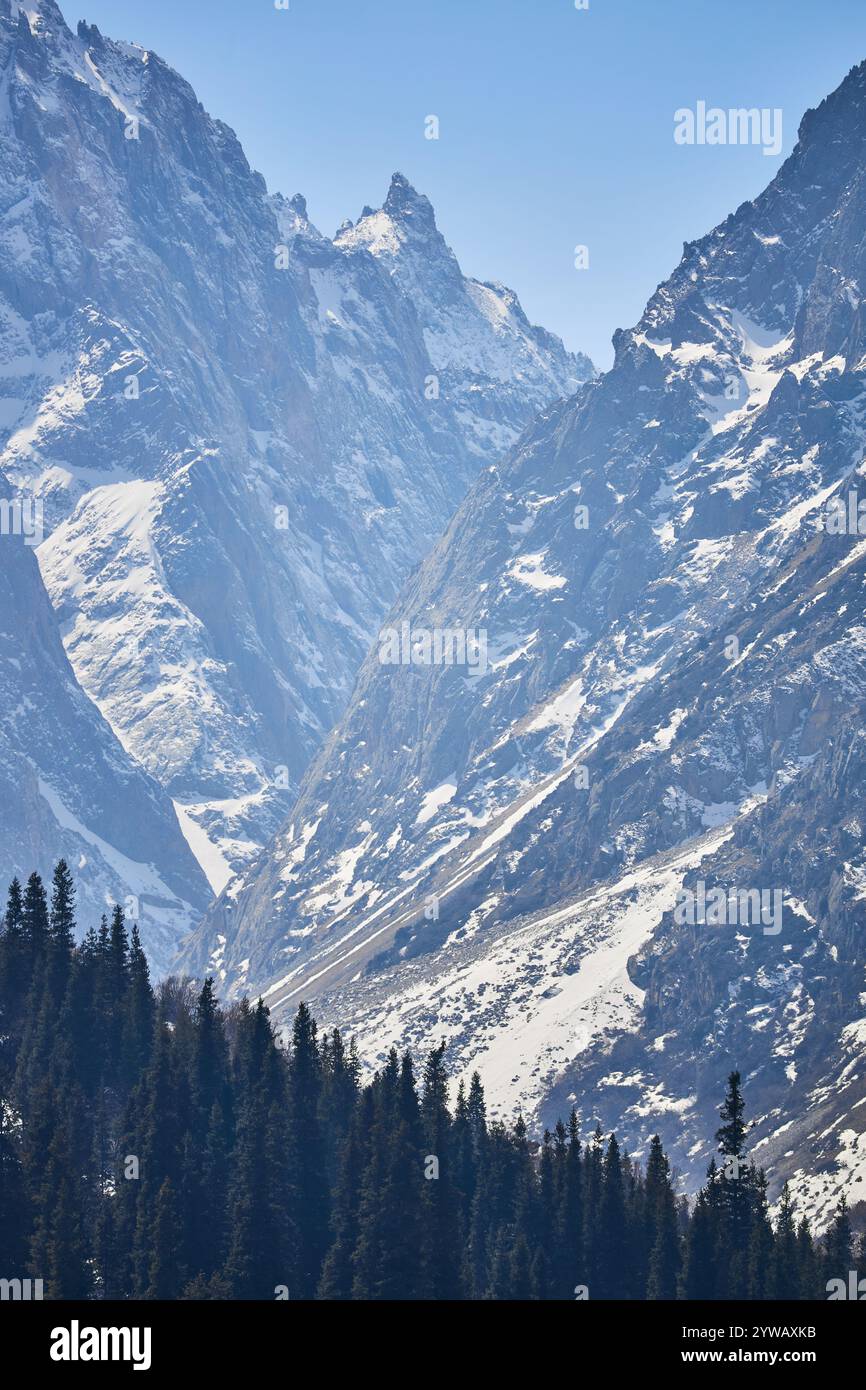 Sommets de montagne enneigés, rocher. Pentes abruptes et abruptes. Parc national d'Ala-Archa, Kirghizistan. Terrain extrêmement difficile pour les ascensions en alpinisme Banque D'Images
