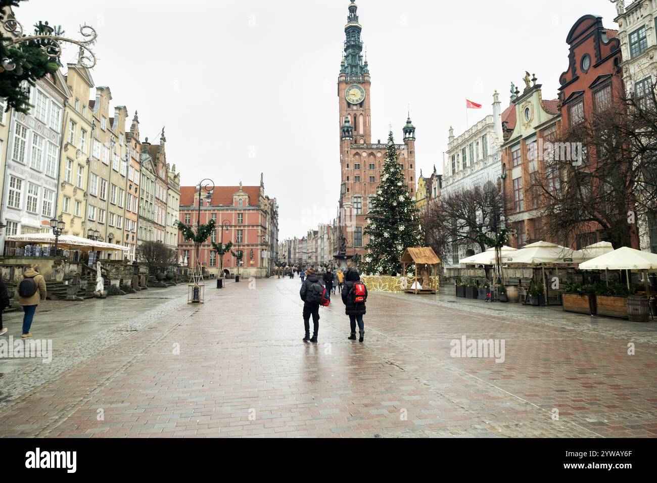 Hôtel de ville de Gdansk situé sur la rue Dluga (longue voie) dans la vieille ville. Une promenade à travers la ville pendant noël, Gdansk, Pologne Banque D'Images