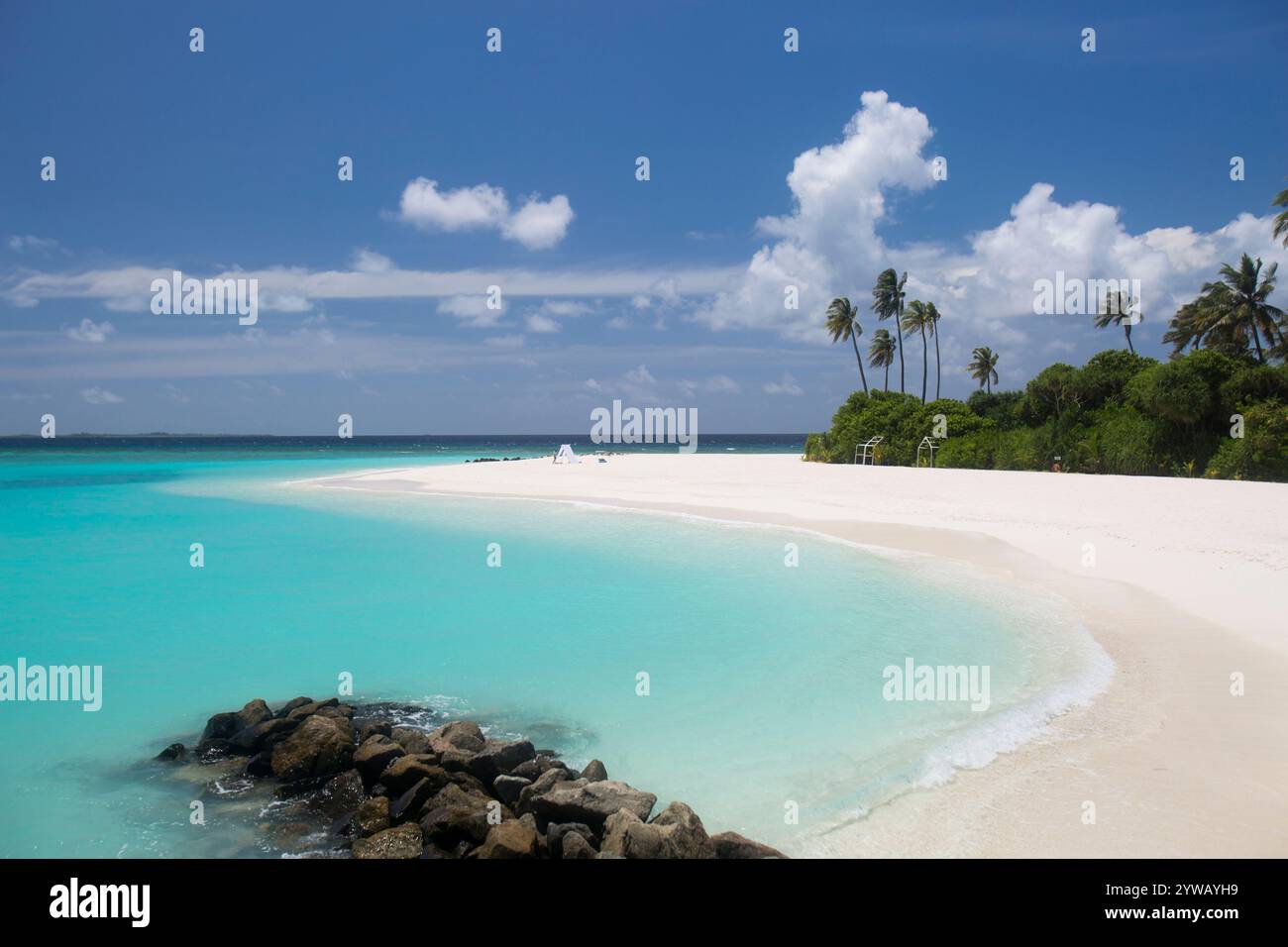 Plages de sable blanc avec de belles eaux bleues aux Maldives, atoll de Noonu Banque D'Images