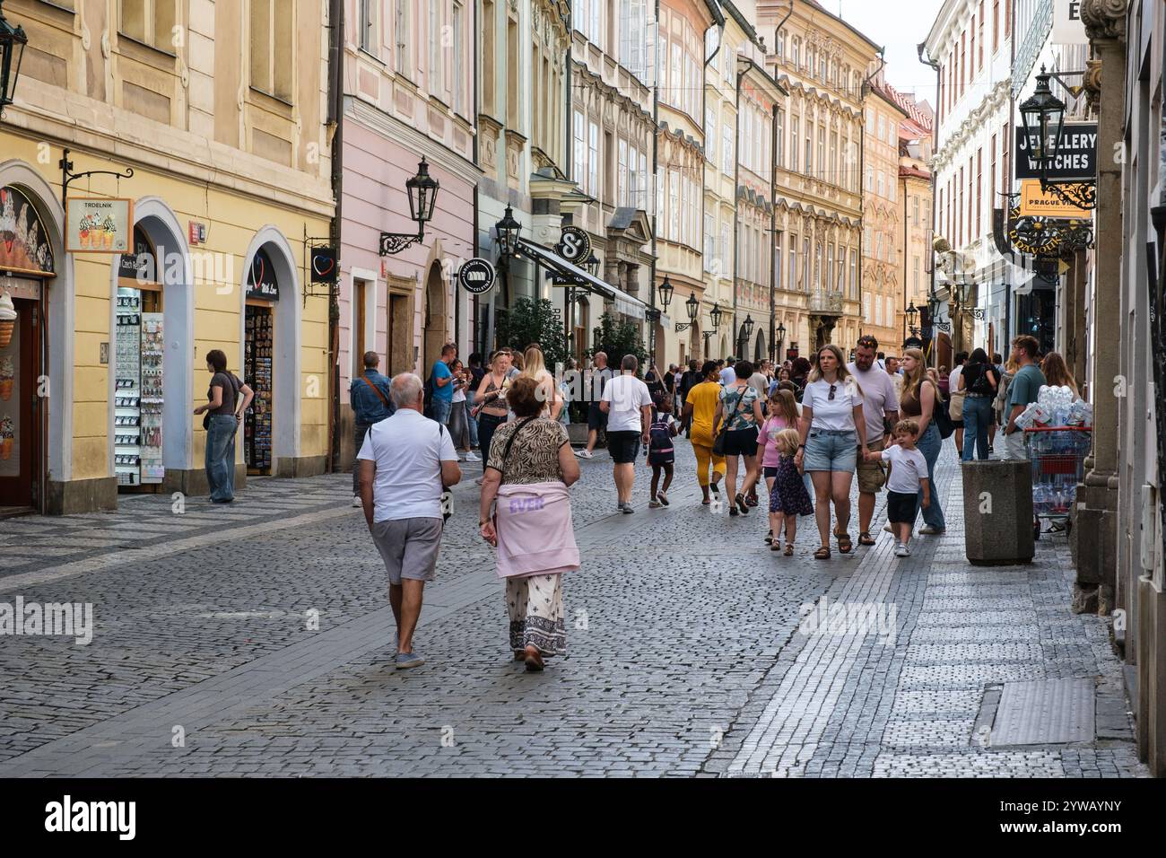 Celetna Street Scene, Prague, Tchéquie, République tchèque. Banque D'Images