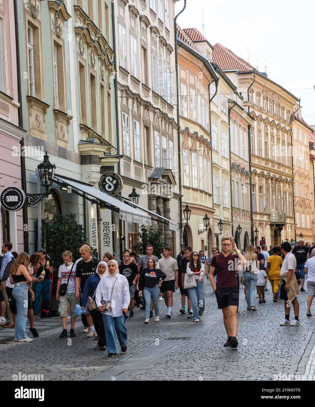 Celetna Street Scene, Prague, Tchéquie, République tchèque. Banque D'Images