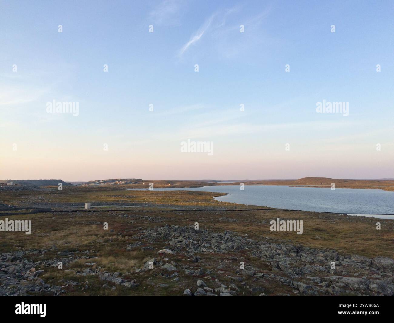 Site minier éloigné dans le nord du Canada avec un petit lac et un ciel bleu, près du site minier Meadowbank, territoire du Nunavut, Canada Banque D'Images