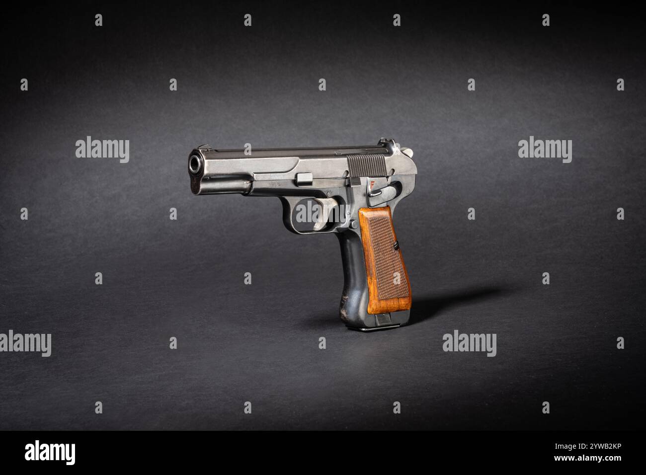 Un pistolet suisse W+F 43 de l'époque de guerre, décoré d'un blason, historiquement authentique, précis, robuste et un objet de collection convoité Banque D'Images