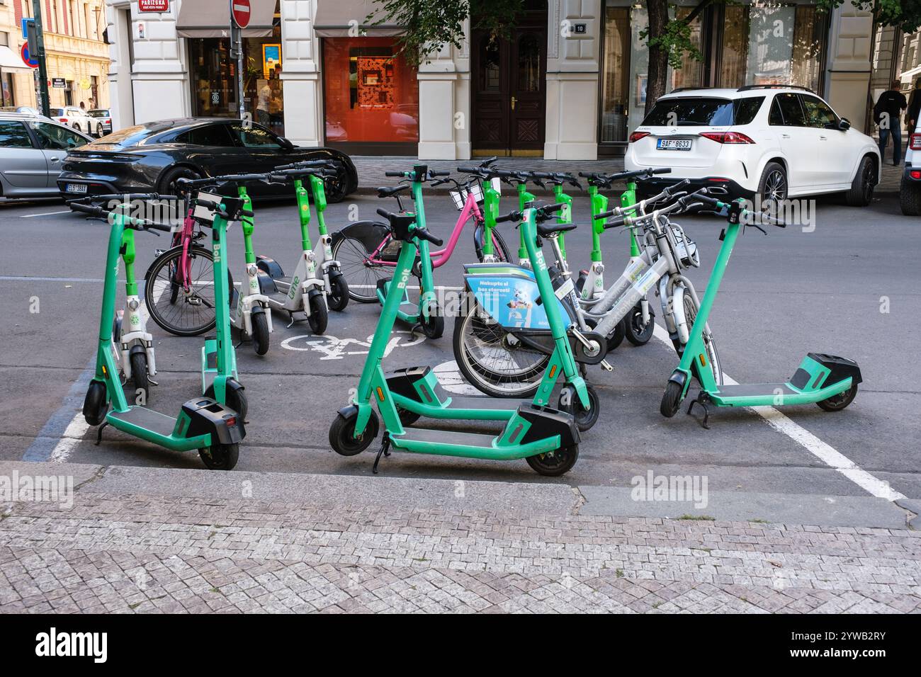 Scooters électriques à louer, Prague, Tchéquie, République tchèque. Banque D'Images