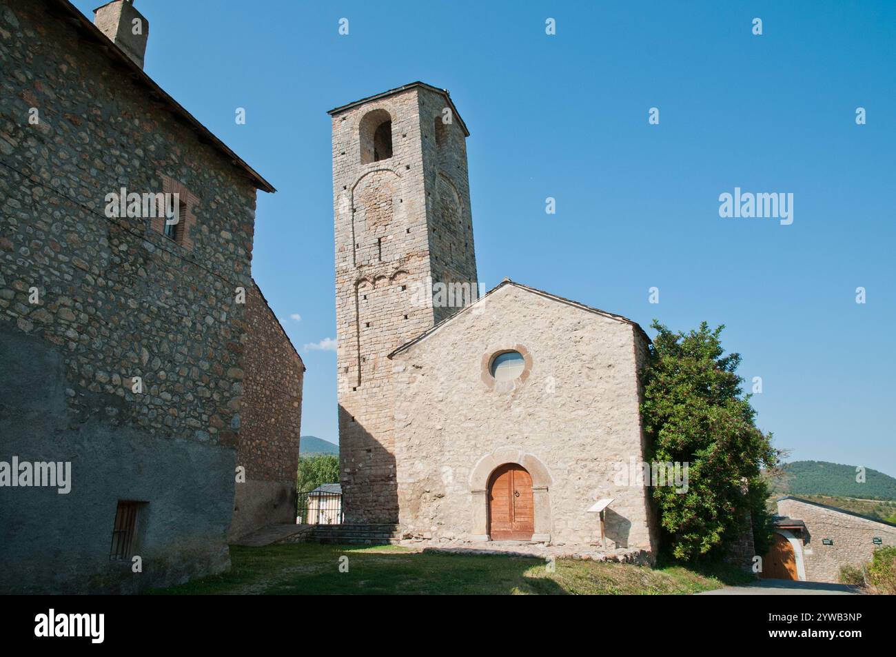 Église de Santa Eugènia de Nerellà dans la vallée de la Cerdanya, Espagne. Connue comme la tour de Pise de la Cerdanya, la tour est inclinée. Banque D'Images