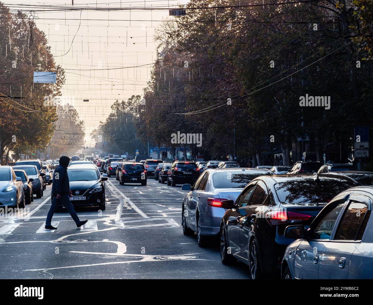 Erevan, Arménie - 30 novembre 2024 : circulation automobile sur l'avenue Mashtots dans la ville d'Erevan dans le crépuscule d'automne soir Banque D'Images