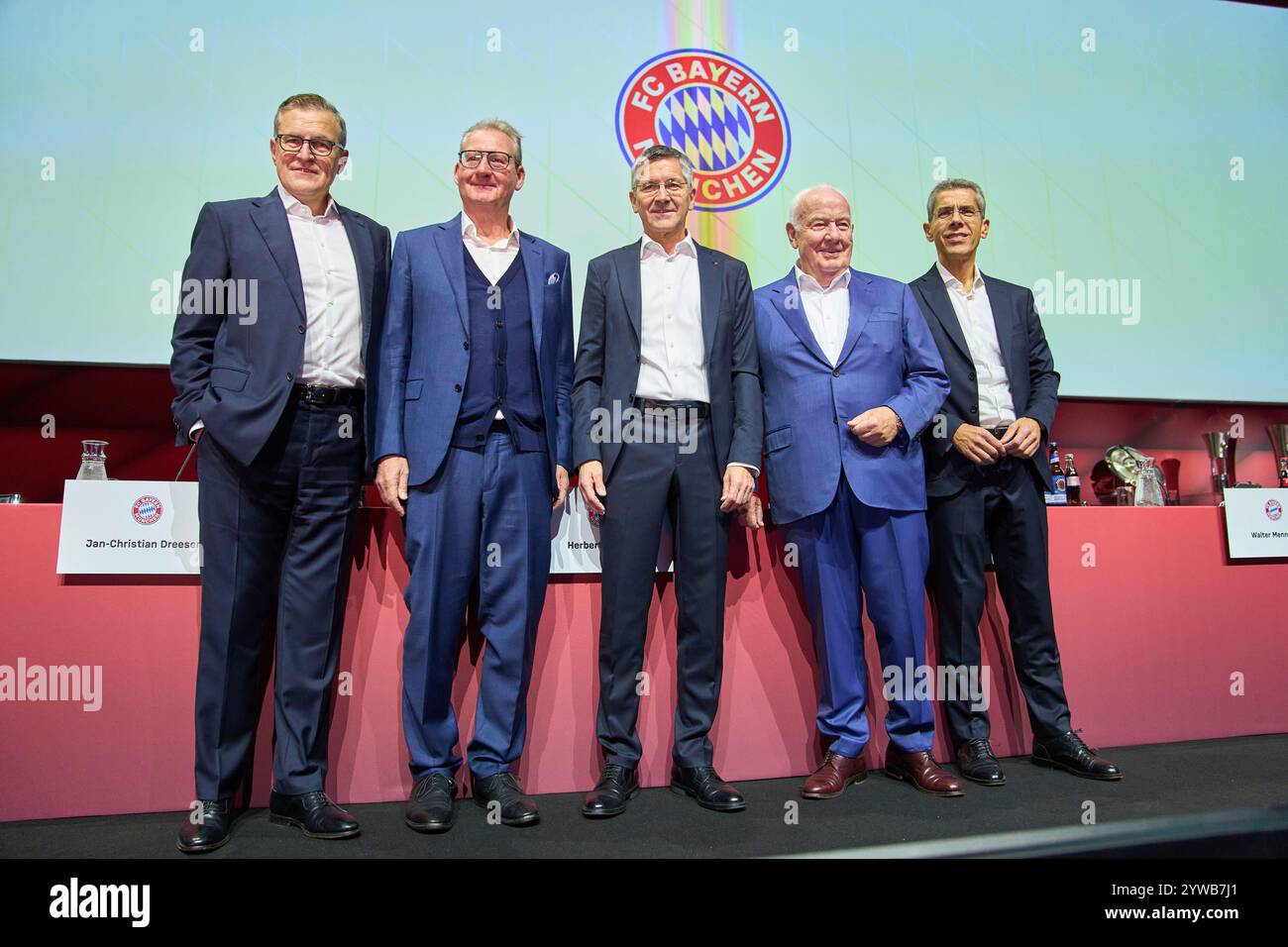 Jan-Christian Dreesen , PDG Vorstandsvorsitzender FCB , Professeur Dr Dieter Mayer 2. Vizepräsident des FC Bayern München eV. , Herbert Hainer, président du FCB et ex CEO Adidas, , Walter Mennekes, entrepreneur, vice-président du FC Bayern, Dr Michael Diederich, directeur financier du FCB, Finanzvorstand und stellvertretender Vorstandsvorsitzender, lors de l'Assemblée générale annuelle du FC BAYERN München à BMW Park Munich, le 8 décembre 2024, saison 2024/2025, photographe : Peter Schatz Banque D'Images