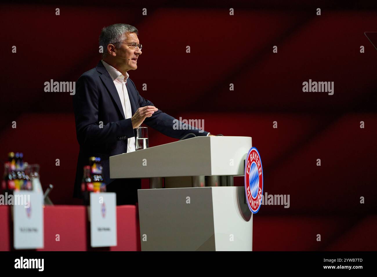 Herbert HAINER, président du FCB et ancien PDG d'Adidas lors de son discours à l'Assemblée générale annuelle du FC BAYERN München au BMW Park Munich, le 8 décembre 2024, saison 2024/2025, photographe : Peter Schatz Banque D'Images