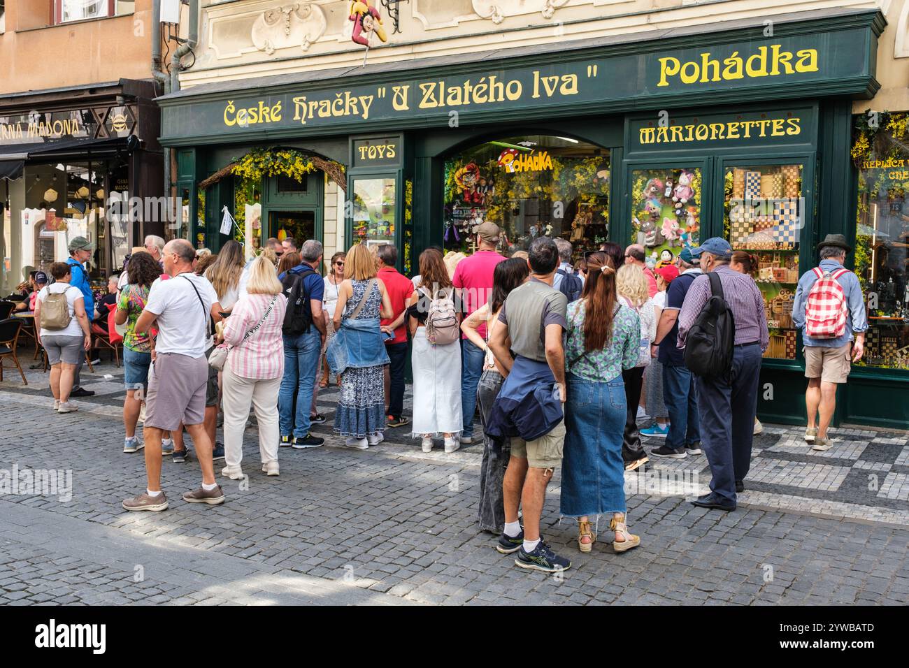 Tour Group devant un magasin de souvenirs de jouets, Prague, Tchéquie, République tchèque. Banque D'Images