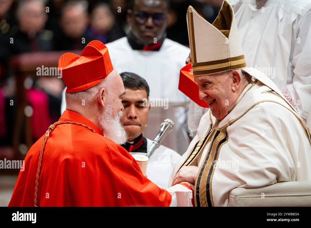 Cité du Vatican, Vatican. 07 décembre 2024. Le pape François pose le chapeau du Cardinal sur la tête du nouveau Cardinal Dominique Joseph Mathieu O.F.M. lors de la célébration du Consistoire public ordinaire à la Basilique Saint-Pierre au Vatican. (Photo de Stefano Costantino/SOPA images/Sipa USA) crédit : Sipa USA/Alamy Live News Banque D'Images