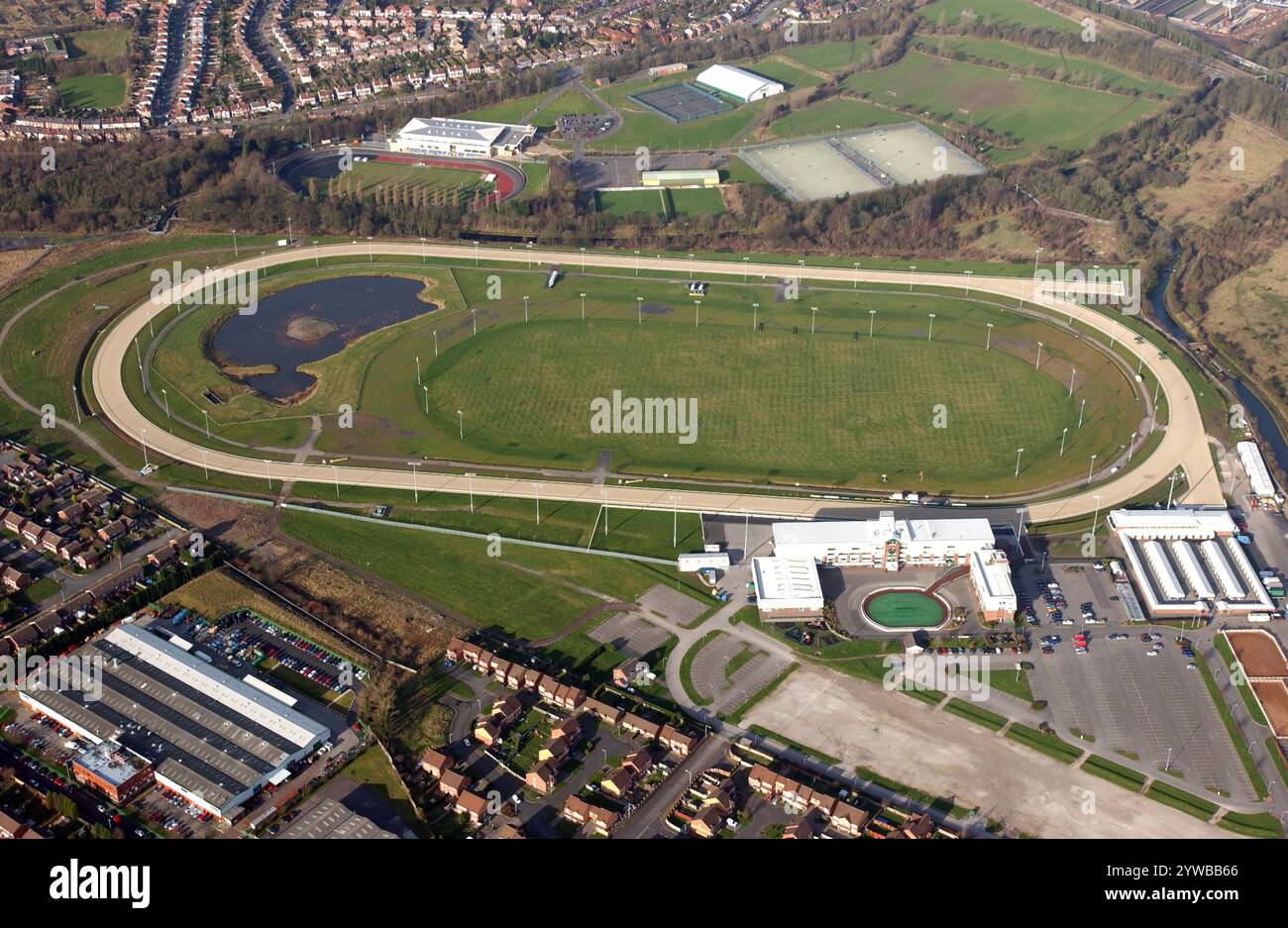 Vue aérienne de l'hippodrome de Dunstall Park dans la ville de Wolverhampton, West Midlands, Angleterre, Royaume-Uni Banque D'Images