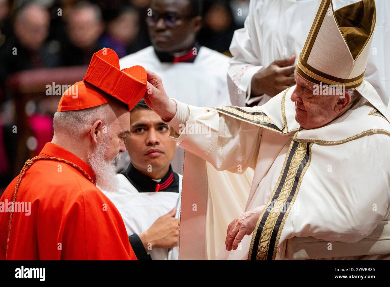 Cité du Vatican, Vatican. 07 décembre 2024. Le pape François pose le chapeau du Cardinal sur la tête du nouveau Cardinal Dominique Joseph Mathieu O.F.M. lors de la célébration du Consistoire public ordinaire à la Basilique Saint-Pierre au Vatican. (Photo de Stefano Costantino/SOPA images/Sipa USA) crédit : Sipa USA/Alamy Live News Banque D'Images