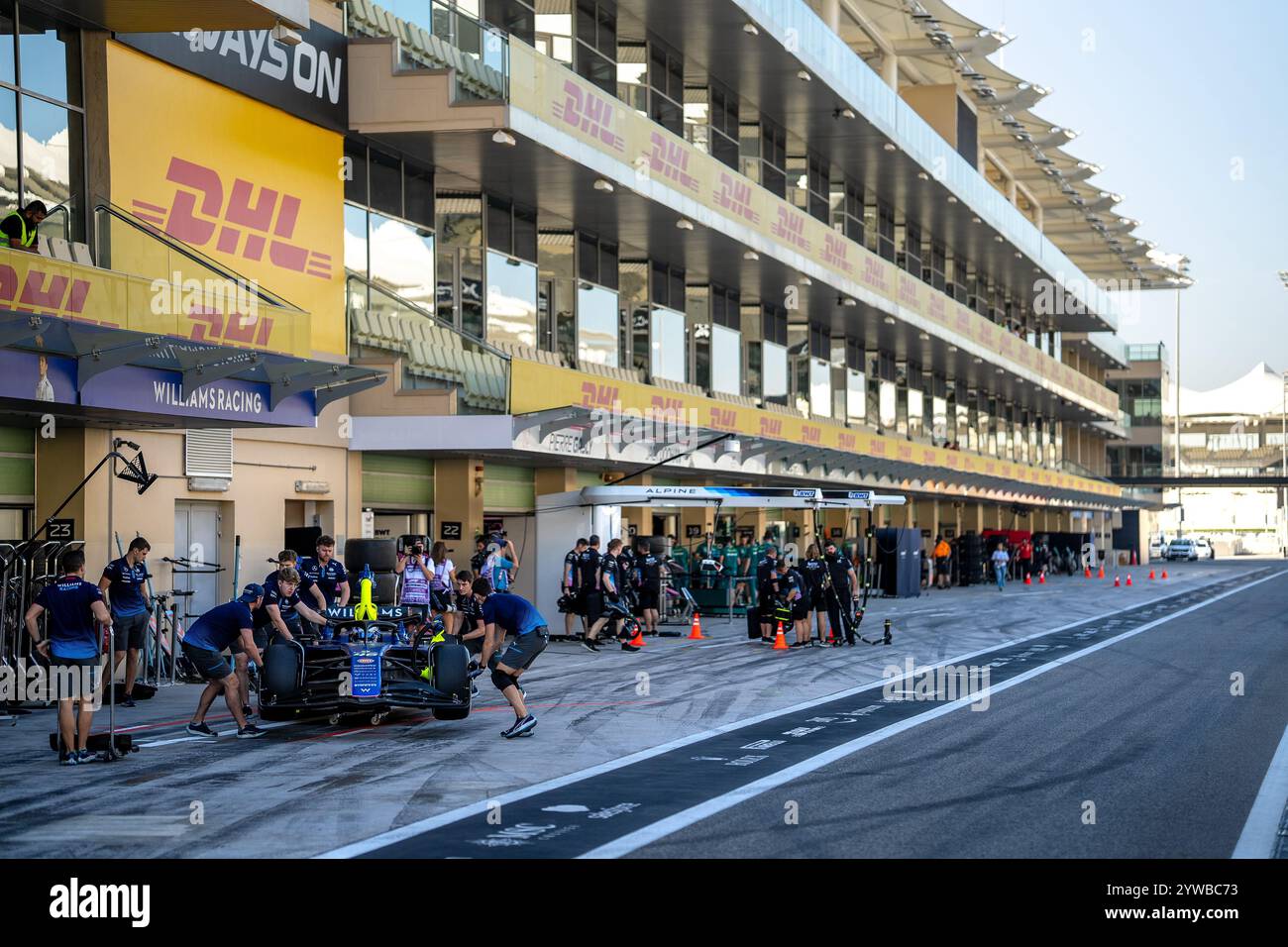 8 décembre 2024, Abu Dhabi, Singapour, Émirats Arabes Unis : Lane des stands mardi aux essais post-saison de formule 1 2024 d'Abu Dhabi sur le circuit de Yas Marina. (Crédit image : © Antoine Lapeyre/ZUMA Press Wire) USAGE ÉDITORIAL SEULEMENT! Non destiné à UN USAGE commercial ! Banque D'Images