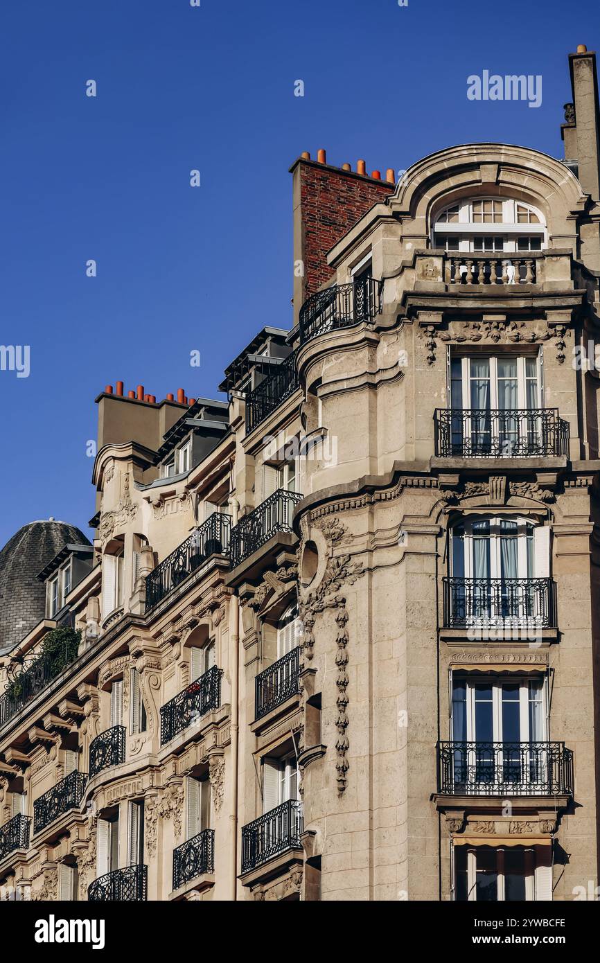 Paris, France - 15 juillet 2021 : façades de bâtiments haussmanniens parisiens dans le 7e arrondissement Banque D'Images