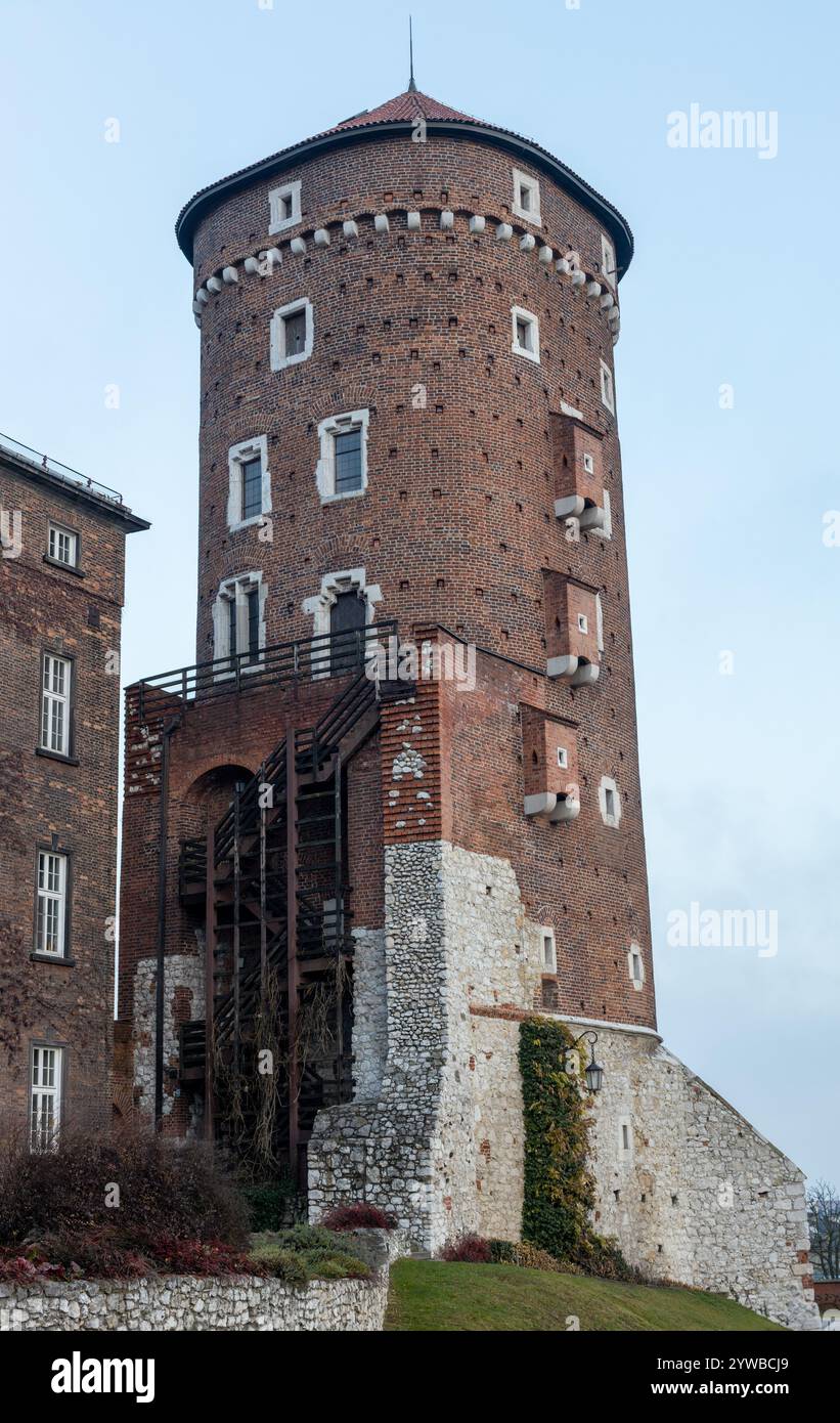 Cracovie, Pologne. 8 décembre 2024 : tour de briques au château royal de Wawel à Cracovie Banque D'Images