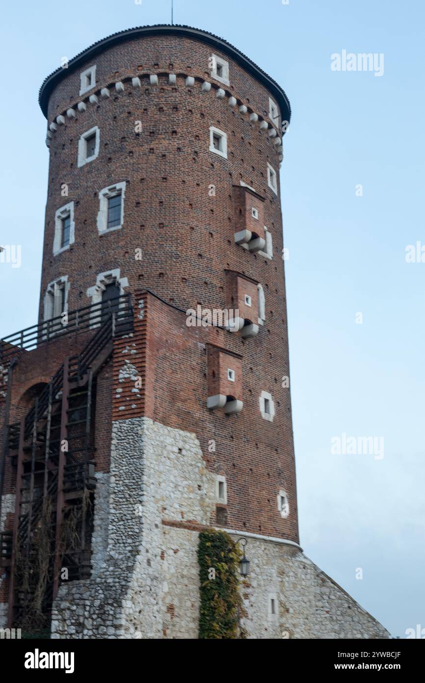 Cracovie, Pologne. 8 décembre 2024 : tour défensive du château royal de Wawel à Cracovie Banque D'Images