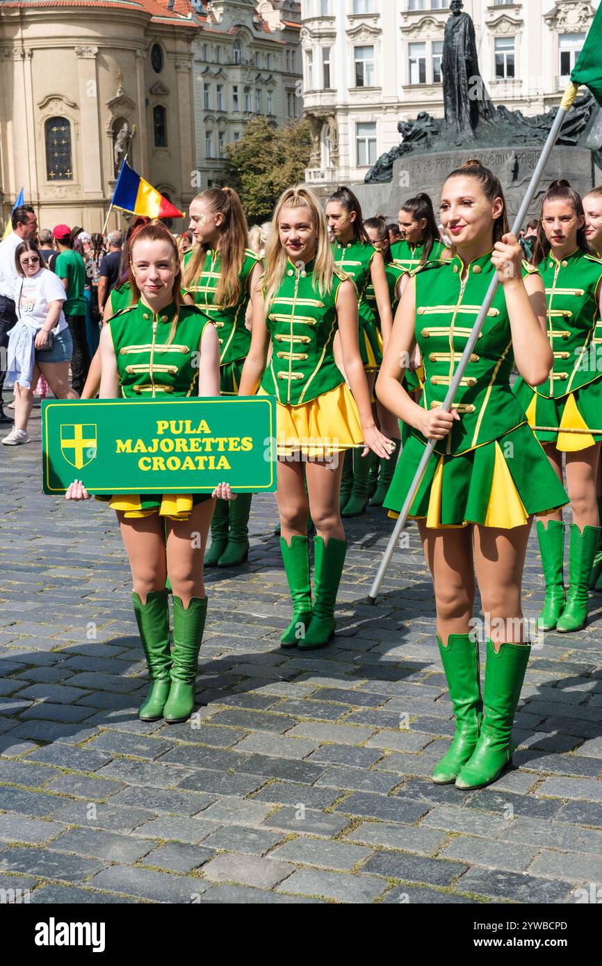 Jeunes femmes croates sur la place de la vieille ville de Prague pour un festival culturel. Prague, Tchéquie, République tchèque. Banque D'Images