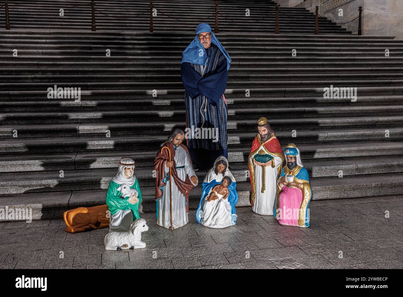 Washington, États-Unis. 10 décembre 2024. Une scène de la crèche est vue devant les marches de la Maison du Capitole, le mardi 10 décembre 2024. La scène a été organisée par la Coalition chrétienne de défense, qui a contesté la police du Capitole devant le tribunal pour avoir le droit d'afficher sa scène à l'extérieur du Capitole. (Photo de Aaron Schwartz/Sipa USA) crédit : Sipa USA/Alamy Live News Banque D'Images