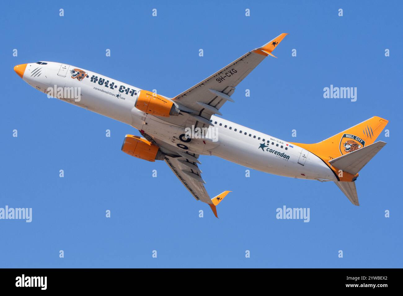 Un Boeing 737 de Corendon Airlines Europe avec livrée spéciale Hull City décolle à l'aéroport de Gran Canaria. Banque D'Images