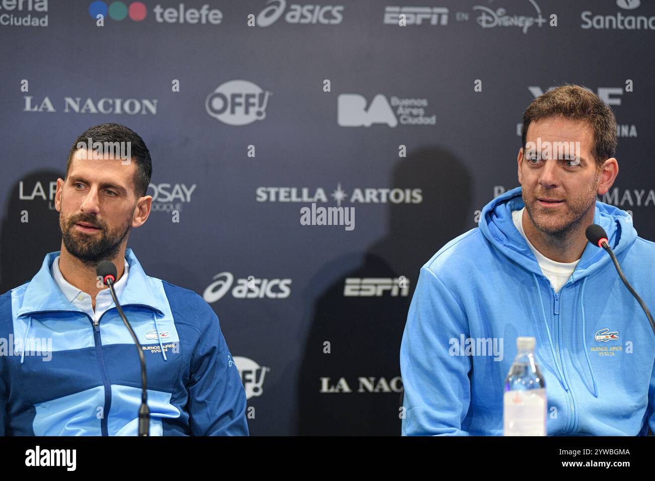 Les joueurs de tennis Novak Djokovic (Serbie) et Juan Martin del Potro (Argentine) donnent une conférence de presse. Banque D'Images
