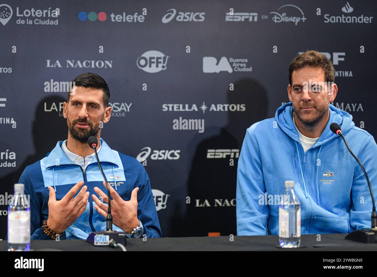 Les joueurs de tennis Novak Djokovic (Serbie) et Juan Martin del Potro (Argentine) donnent une conférence de presse. Banque D'Images