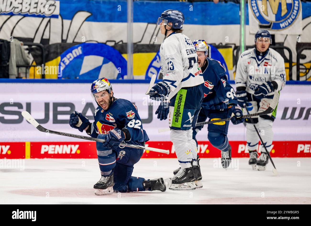 Chris DeSousa (EHC Red Bull Muenchen, n° 82) bejubelt sein Tor zum 1:0, Danjo Leonhardt (Straubing Tigers, n° 53) ist bedient. GER, EHC Red Bull Muenchen v. Straubing Tigers, Eishockey, DEL, 27. Spieltag, saison 2024/2025, 10.12.2024. Foto : Eibner-Pressefoto/Heike Feiner Banque D'Images