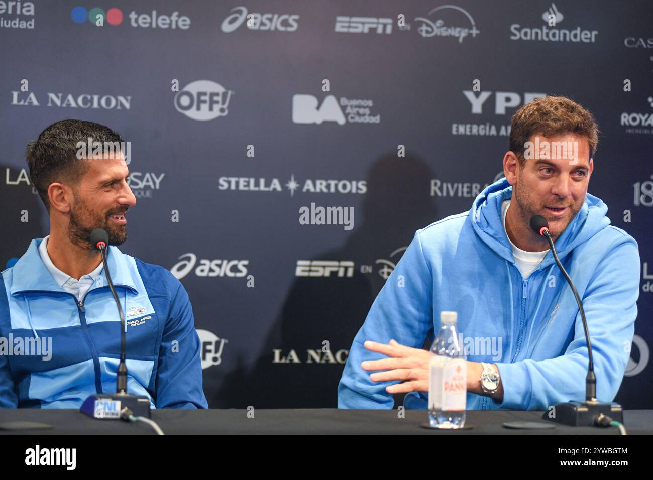 Les joueurs de tennis Novak Djokovic (Serbie) et Juan Martin del Potro (Argentine) donnent une conférence de presse. Banque D'Images