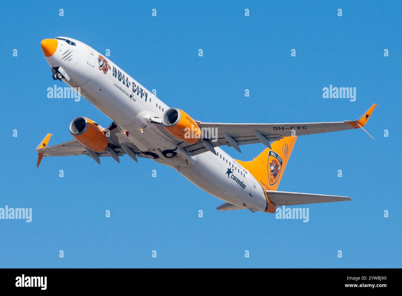 Un Boeing 737 de Corendon Airlines Europe avec livrée spéciale Hull City décolle à l'aéroport de Gran Canaria. Banque D'Images