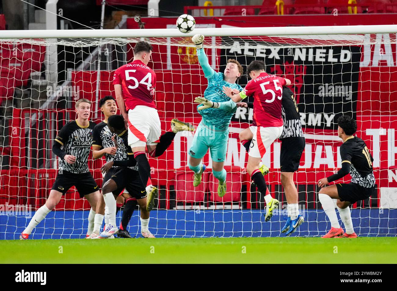 Manchester, Royaume-Uni. 10 décembre 2024. MANCHESTER, ANGLETERRE - 10 DÉCEMBRE : Louis Jackson de Manchester United, Tristan Kuijsten d'AZ Alkmaar, Tyler Fredricson de Manchester United lors de la troisième manche de l'UEFA Youth League Domestic Champions match entre Manchester United et AZ Alkmaar à Old Trafford le 10 décembre 2024 à Manchester, Angleterre. (Photo de Ed van de Pol/Orange Pictures) crédit : Orange pics BV/Alamy Live News Banque D'Images