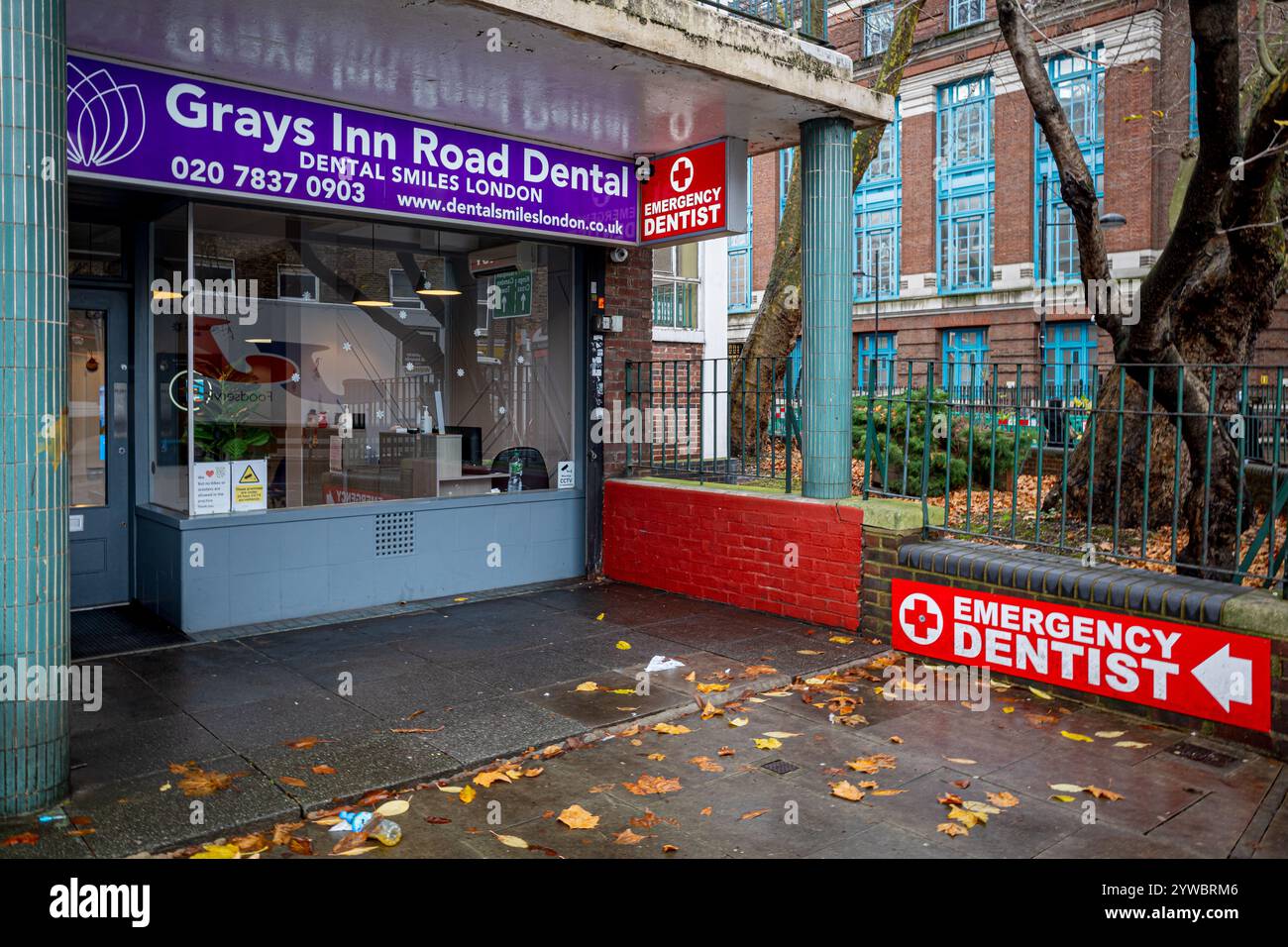 Clinique dentiste d'urgence signe Londres. Signe clinique dentaire d'urgence Londres Royaume-Uni. Chirurgie dentiste sur Grays Inn Road London Banque D'Images