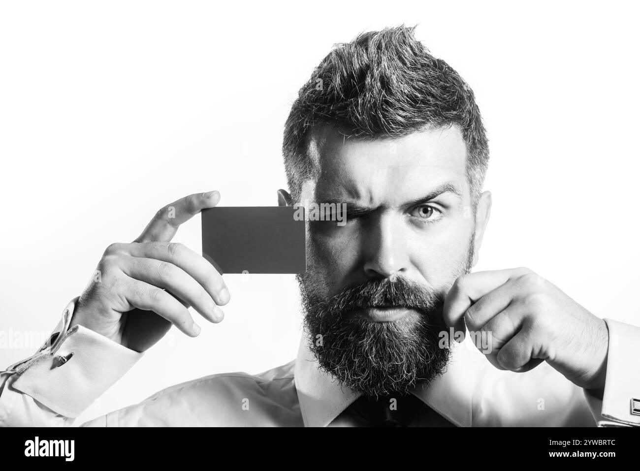 Homme barbu sérieux avec carte de visite vide. Homme d'affaires, financier ou banquier avec carte de crédit, de débit ou de paiement. Achats en ligne, argent, finance, CA Banque D'Images