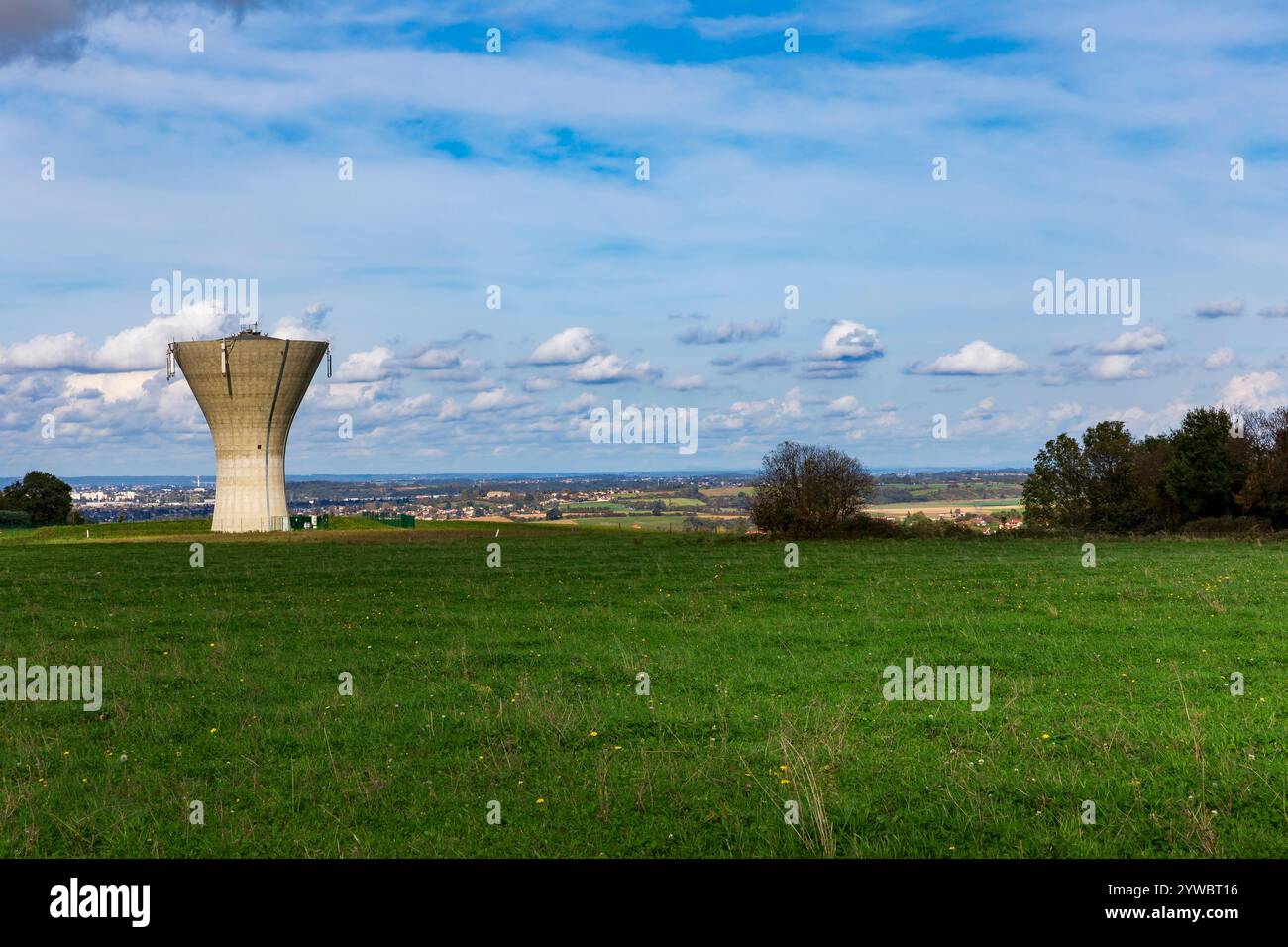 Un château d'eau dans la campagne française. Tour de réserve d'eau potable. Château d'eau dans la campagne sur un jour couvert en été, France Banque D'Images