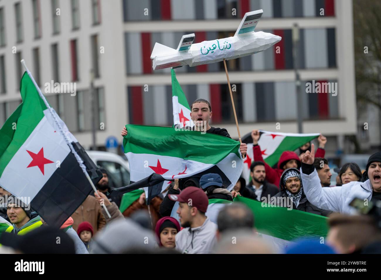 Les Syriens célèbrent la fin du régime Assad après le changement de pouvoir en Syrie, sur le parvis de la gare principale de Duisbourg, en Rhénanie du Nord Banque D'Images