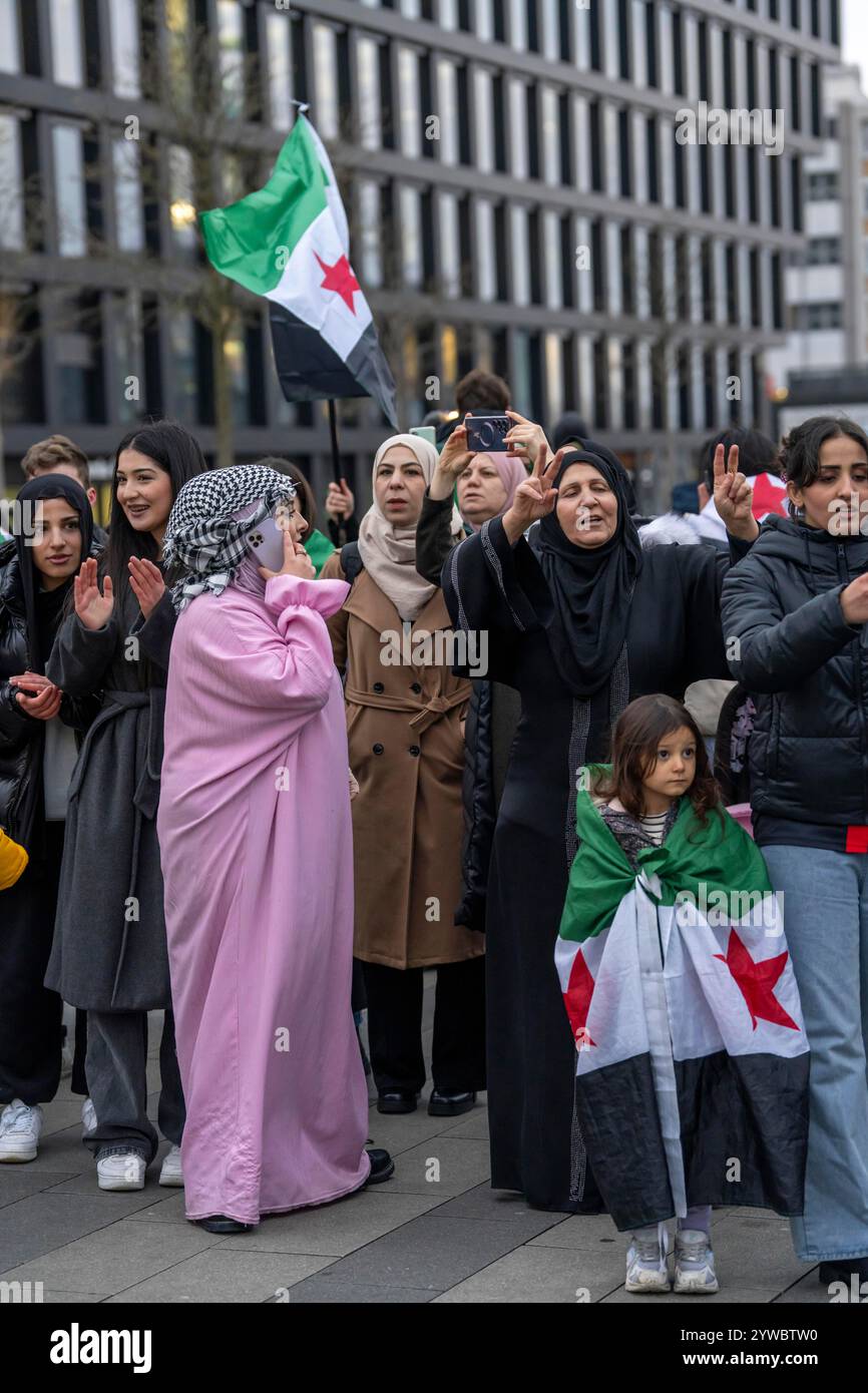 Les syriennes célèbrent la fin du régime Assad après le changement de pouvoir en Syrie, sur le parvis de la gare principale de Duisbourg, au Nord Banque D'Images