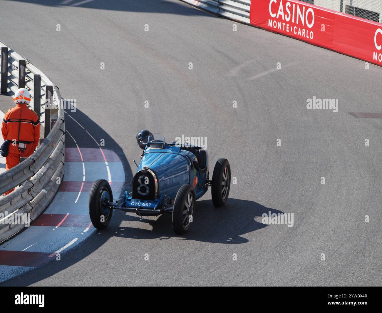Bugatti 35B sortie de la place du Casino au Monaco GP historique 2024 Banque D'Images