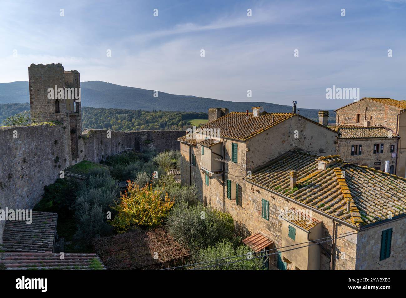 Architecture traditionnelle dans la ville médiévale fortifiée de Monteriggioni, province de Sienne, Italie. Banque D'Images