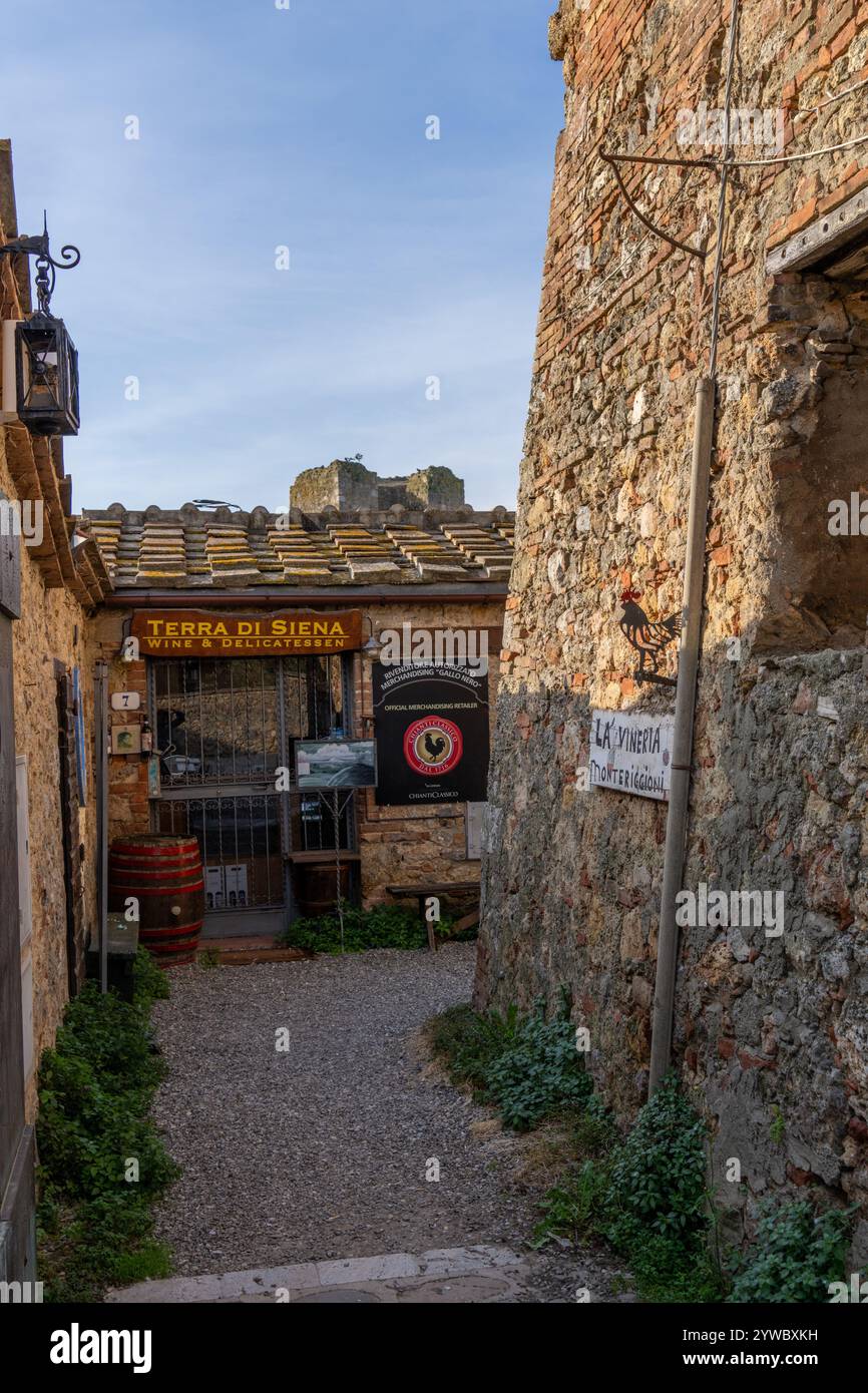 Un restaurant dans la ville médiévale fortifiée de Monteriggioni, province de Sienne, Italie. Banque D'Images