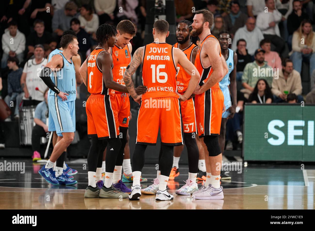 Valencia beim Huddle, GER, Veolia Towers Hamburg vs Valencia basket, Basketball, EuroCup, Spieltag 11, saison 2024/2025, 10.12.2024 Foto : Eibner-Pressefoto/Max Vincen Banque D'Images