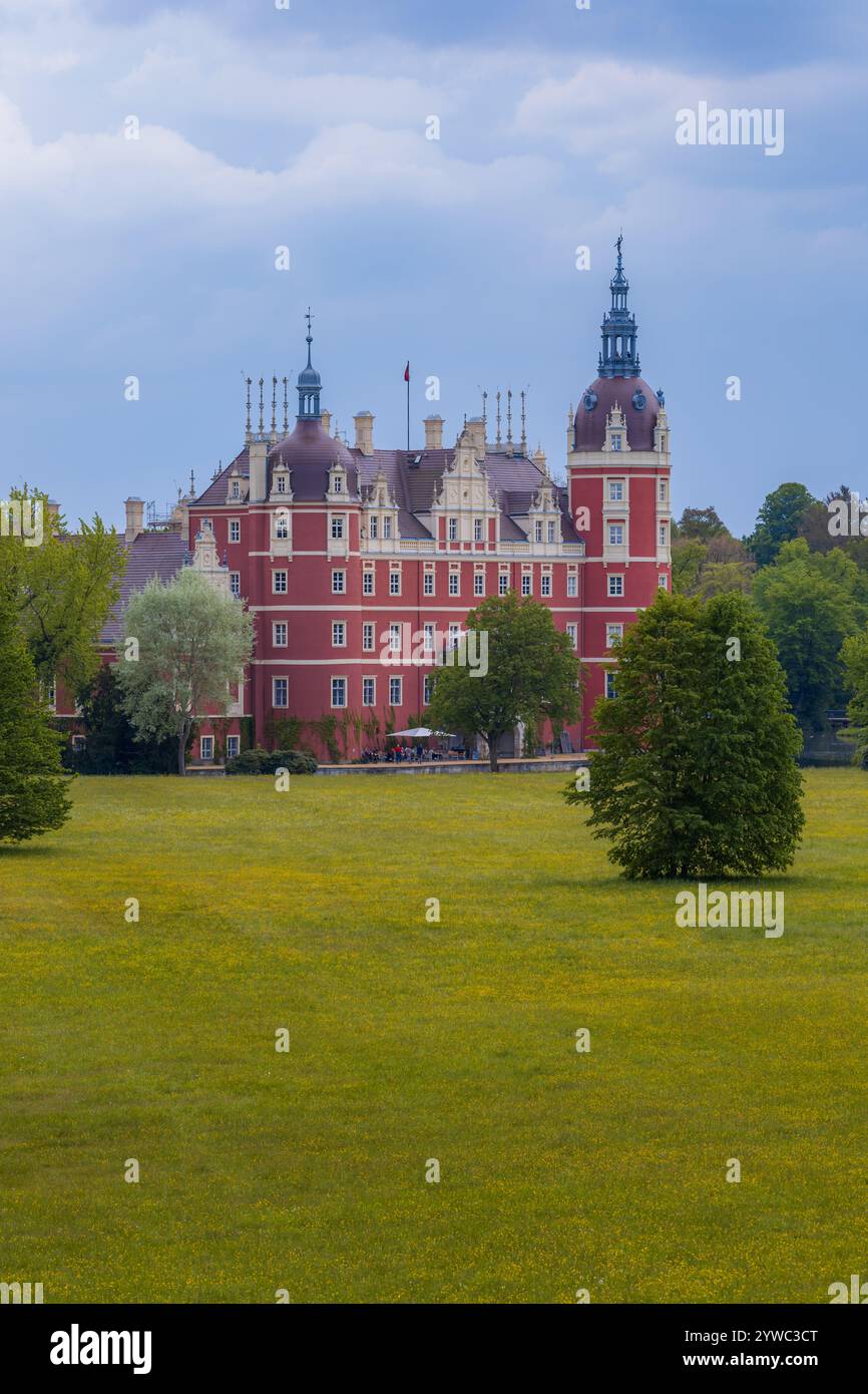 Bad Muskau, Allemagne - 3 mai 2024 : magnifique et majestueux château de Hermann von Pückler au centre du parc Muskau avec de belles clairières vertes autour et Banque D'Images