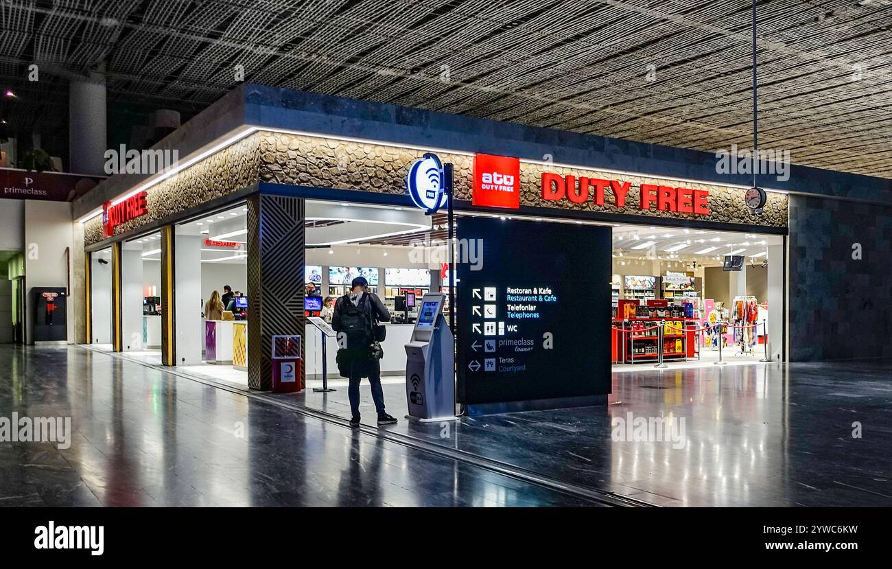 Le magasin ATO Duty Free à l'aéroport international de Milas-Bodrum, Türkiye Banque D'Images