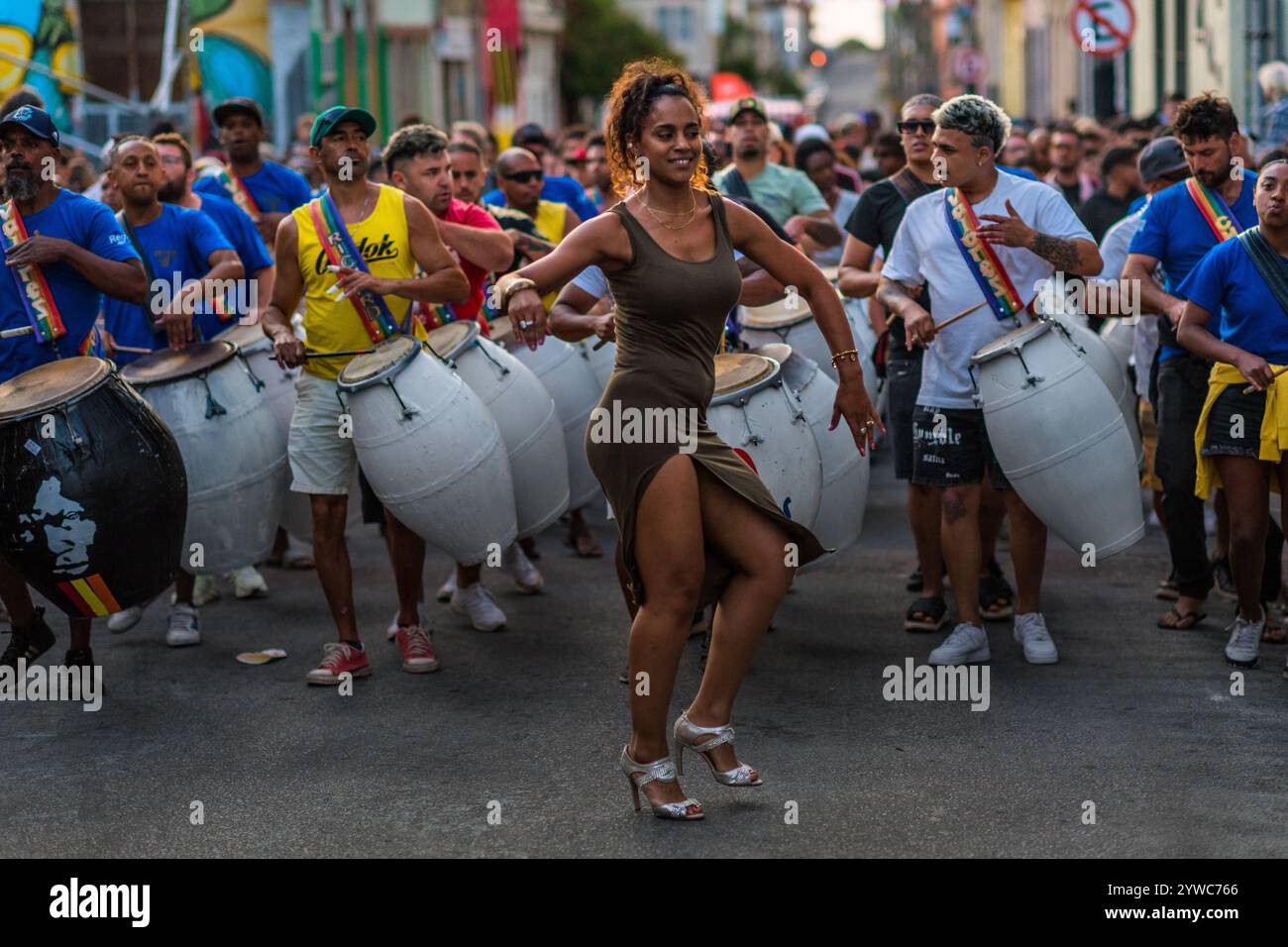 Une danseuse afro-uruguayenne se produit devant un groupe de tambours candombe lors d'une répétition pour le Carnaval à Montevideo, en Uruguay. Banque D'Images