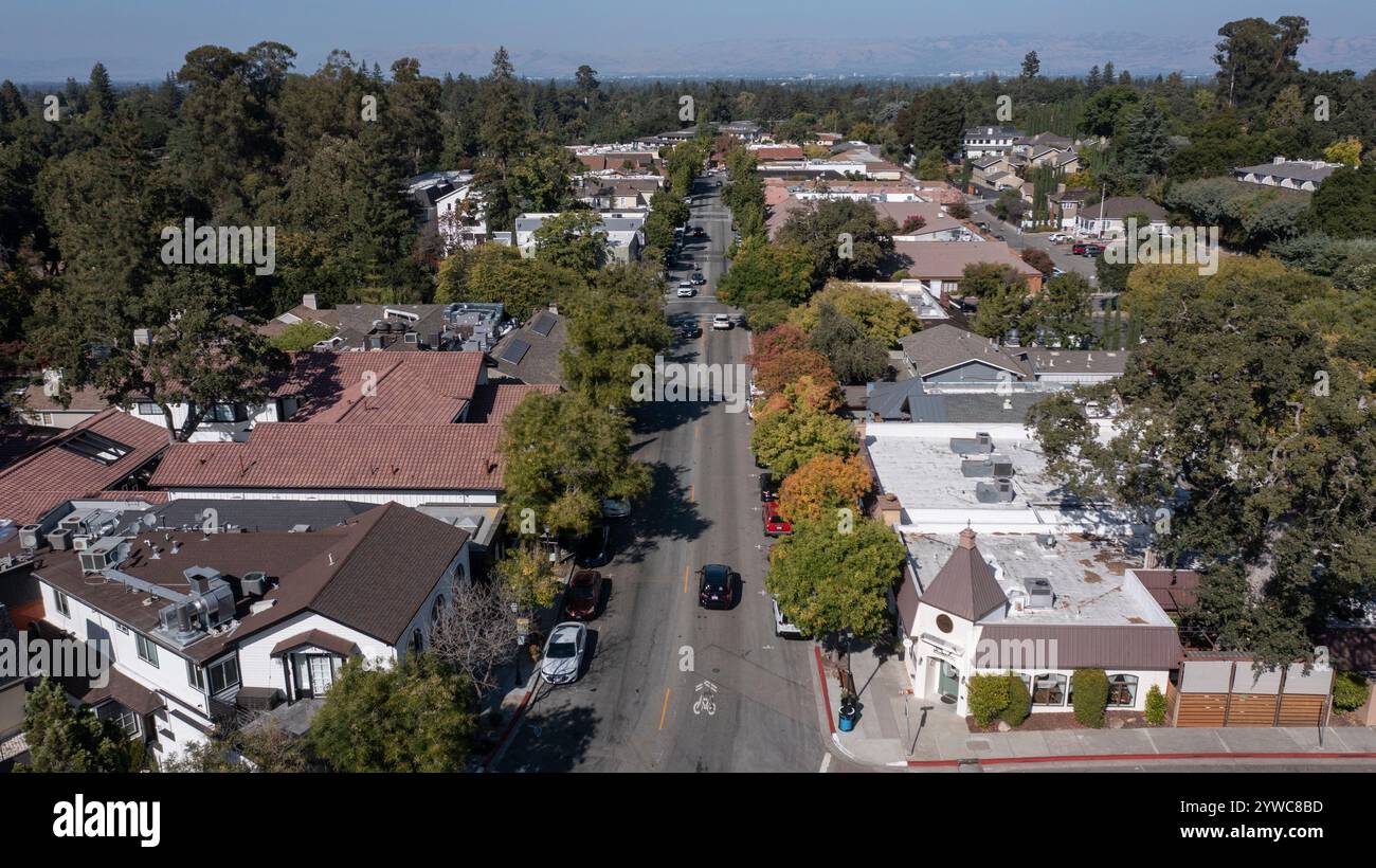 Saratoga, Californie, États-Unis - 29 août 2024 : le soleil de l'après-midi brille sur les bâtiments historiques du centre-ville et les arbres d'automne. Banque D'Images