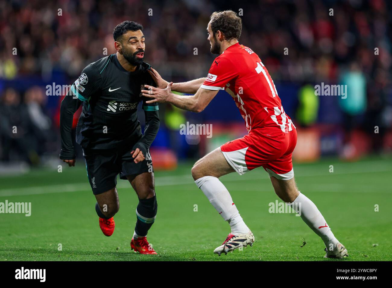 Gérone, Espagne. 10 décembre 2024. Gérone, Espagne, 22 octobre 2024 : Mohamed Salah Hamed Mahrous Ghaly (11 Liverpool FC) et Daley Blind (17 Girona FC) s'affrontent pour le ballon lors du match de football de l'UEFA Champions League entre Girona FC et Liverpool FC au stade Montilivi de Gérone, Espagne (Judit Cartiel/SPP) crédit : SPP Sport Press photo. /Alamy Live News Banque D'Images