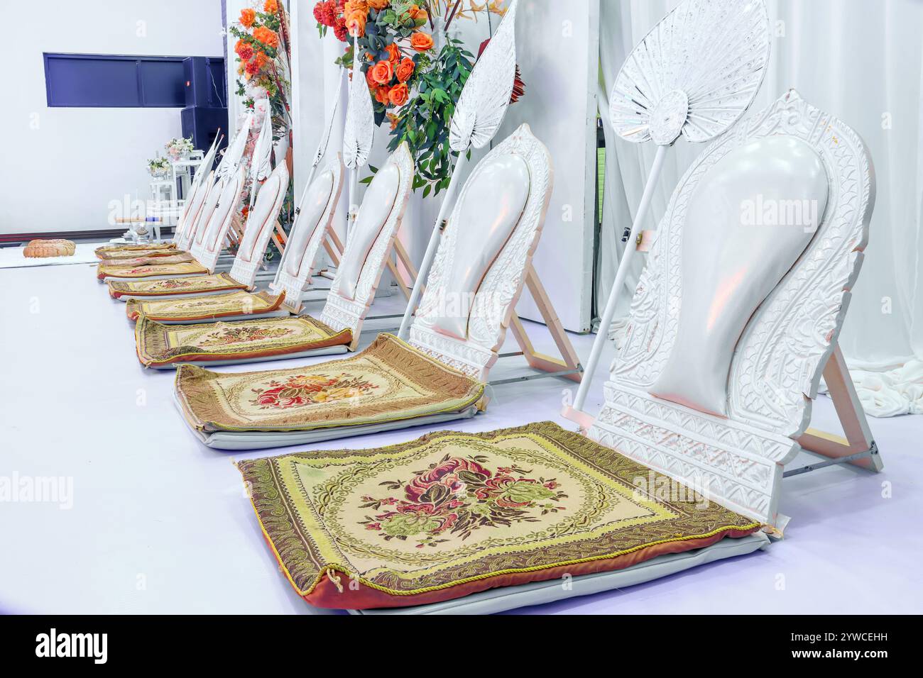 Podium vide avec des sièges pour les moines à s'asseoir pour le rituel de mariage bouddhiste, Thaïlande Banque D'Images